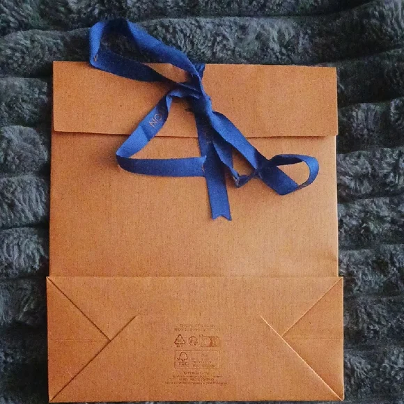 Louis Vuitton Bold Orange Gift Bag with Blue Accent - Picture 2 of 6
